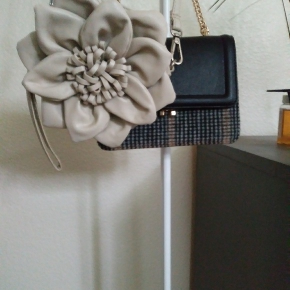 Crosbody Bags - Picture 2 of 5